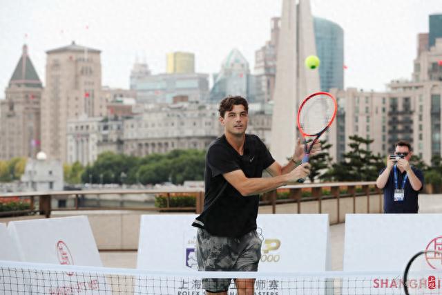 一名枪手警 一名枪手警